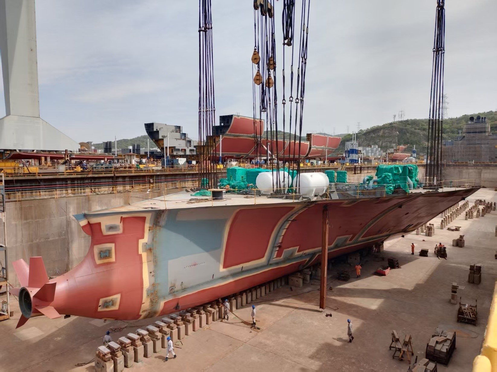 常石造船中國(guó)基地，以全球首艘甲醇燃料 5900TEU 型集裝箱運(yùn)輸船挑戰(zhàn)嶄新的未來(lái)
